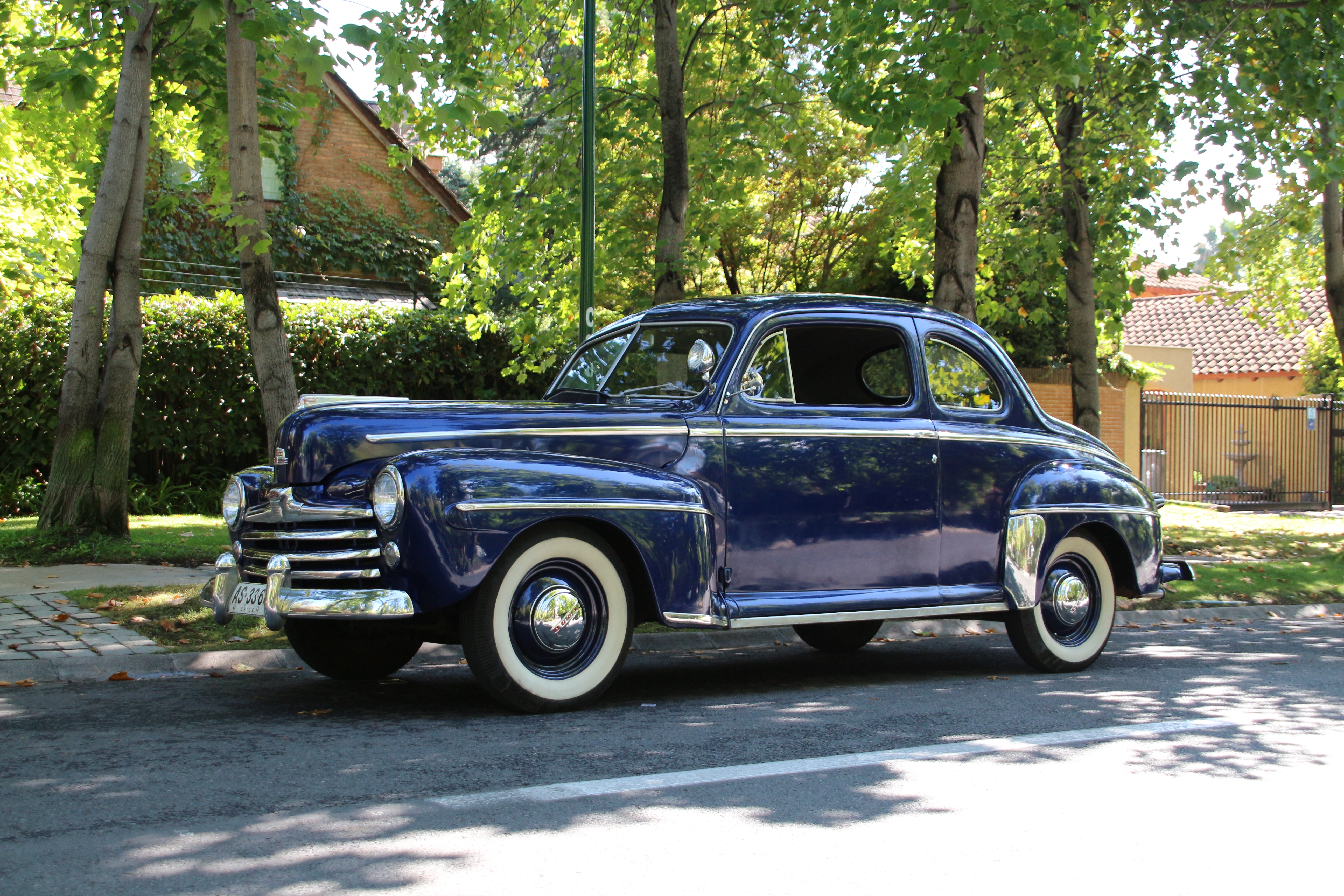 Perfil lateral completo del Ford Super Deluxe 1947 azul marino
