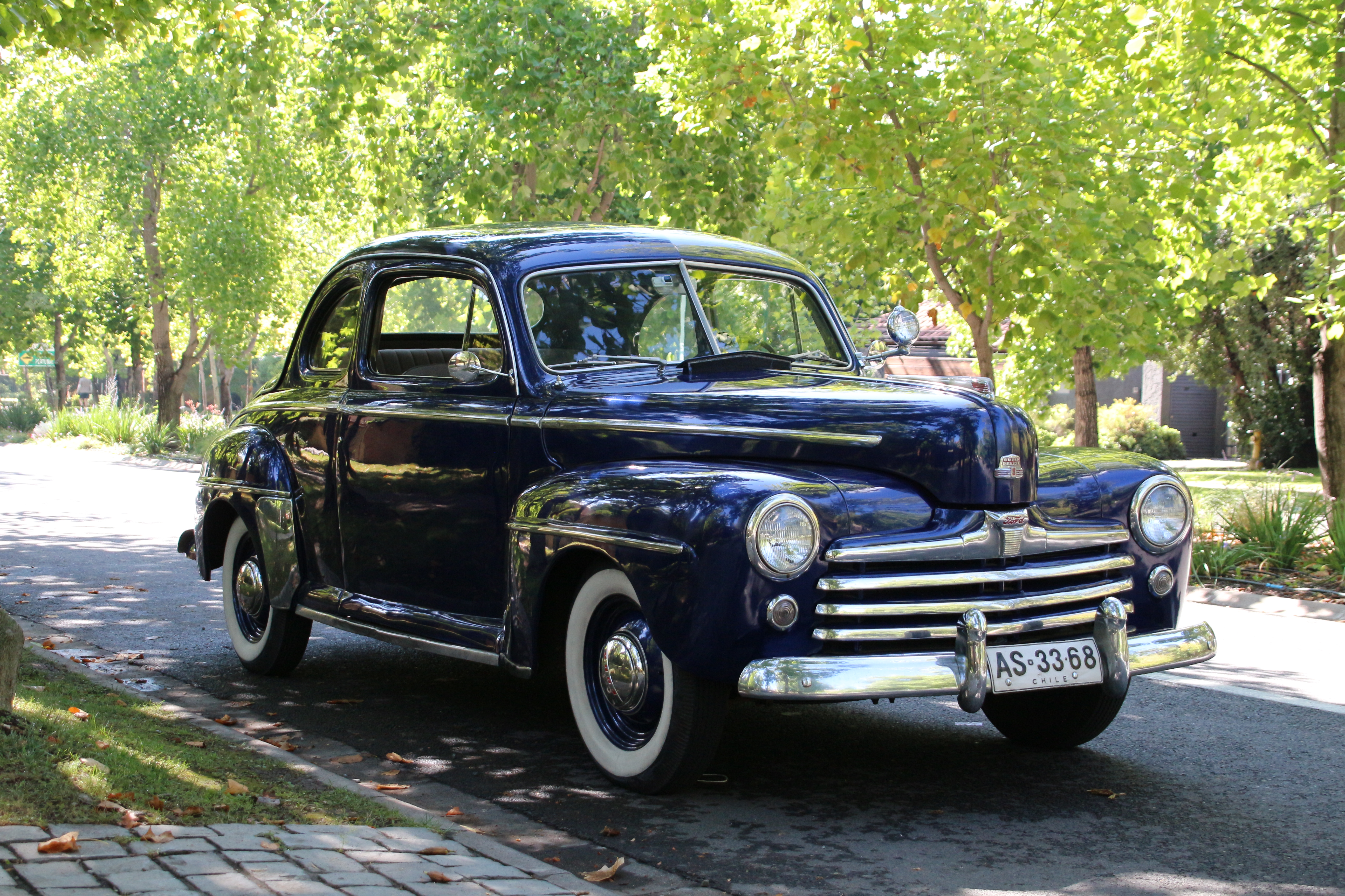 Ford Super Deluxe 1947 azul marino en vista tres cuartos delantera